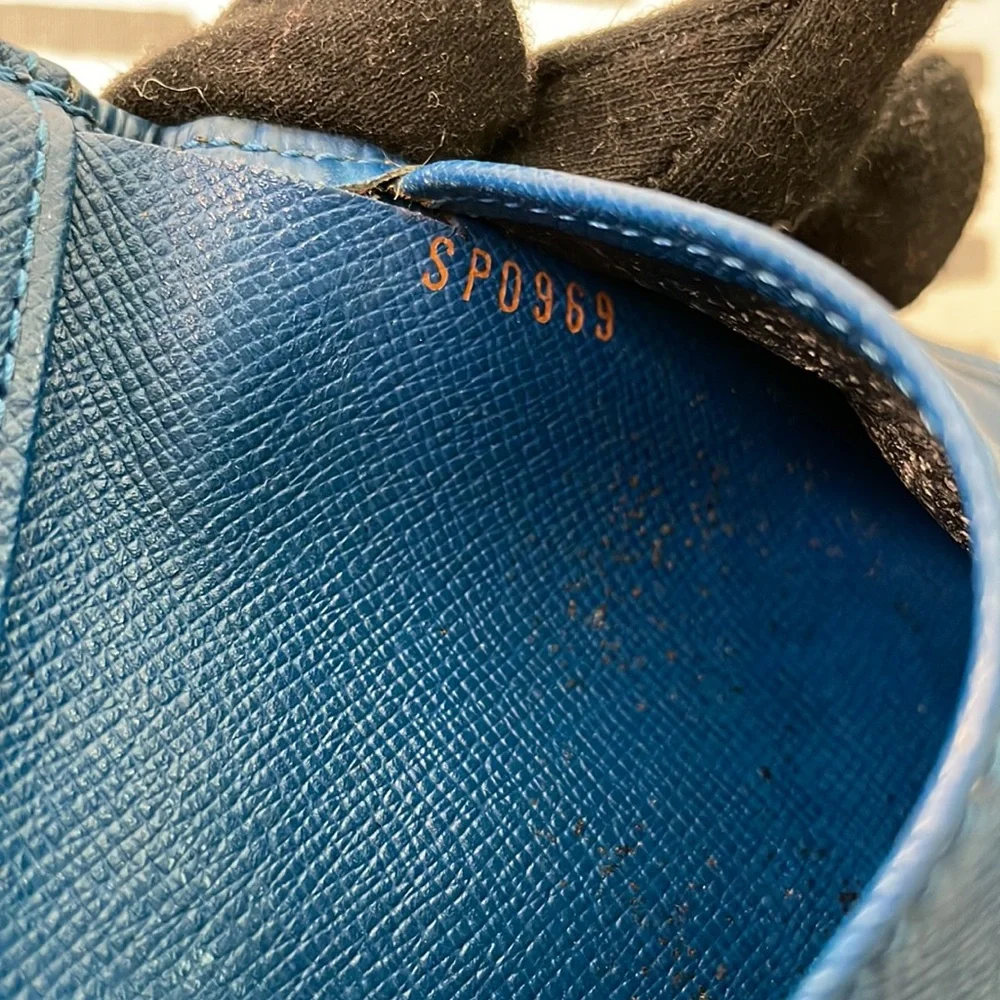 Louis Vuitton Blue Epi Snap close bi fold wallet in great vintage condition - Picture 10 of 15